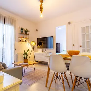 Cosy Apartment. 10min Walk To The & Train Apartamento